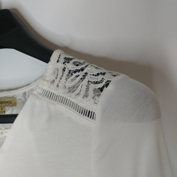 Democracy Women's Bell SLV V-Neck Lace Up Top - Picture 8 of 13